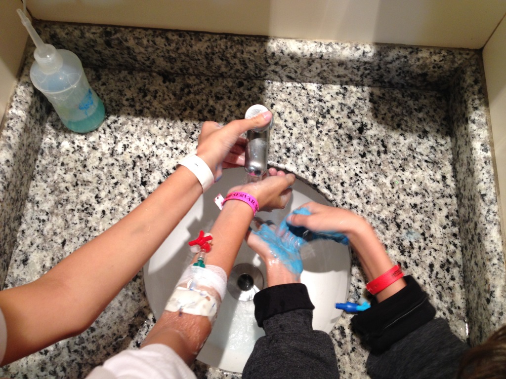 Crianças internadas participam de atividade de artes visuais no INCOR (SP).